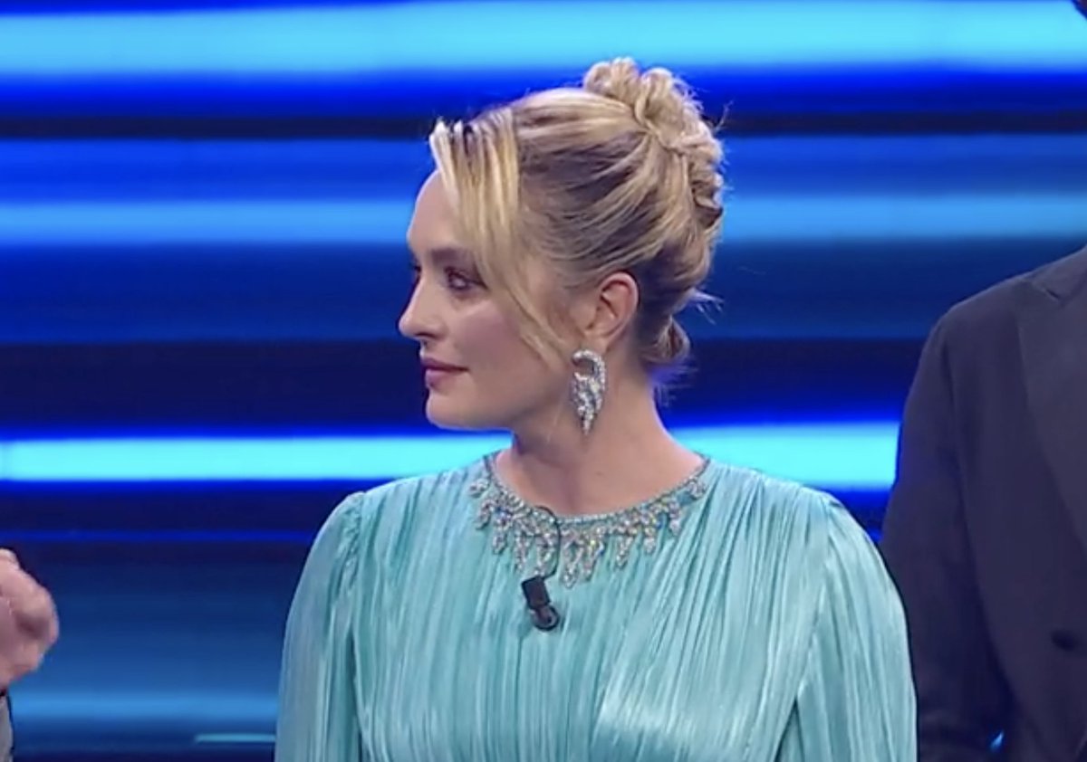 Carolina Crescentini si presenta con collana e orecchini bellissimi. Complimenti all'orafo.
[<a href="/redfabiuz/">Fabio Ghidoni</a>]