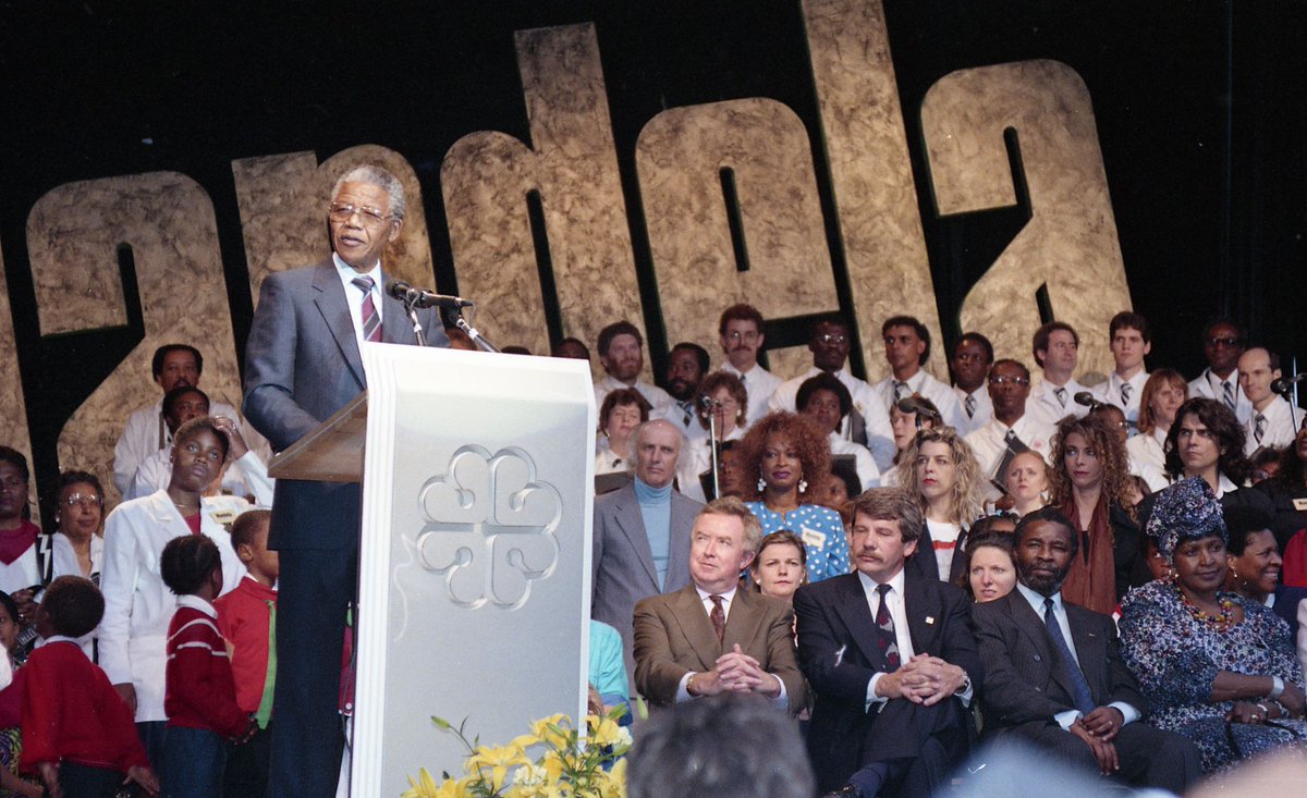 Val_Plante's tweet photo. Il y a plus de 30 ans, Nelson Mandela arrivait à Montréal. Tout juste sorti de prison, il a livré un discours inspirant devant 15 000 Montréalais(-es).

Aujourd’hui, nous soulignons sa lutte contre l’apartheid et son combat pour la justice sociale.

#JournéeNelsonMandela #polmtl https://t.co/FAxu9FYog8