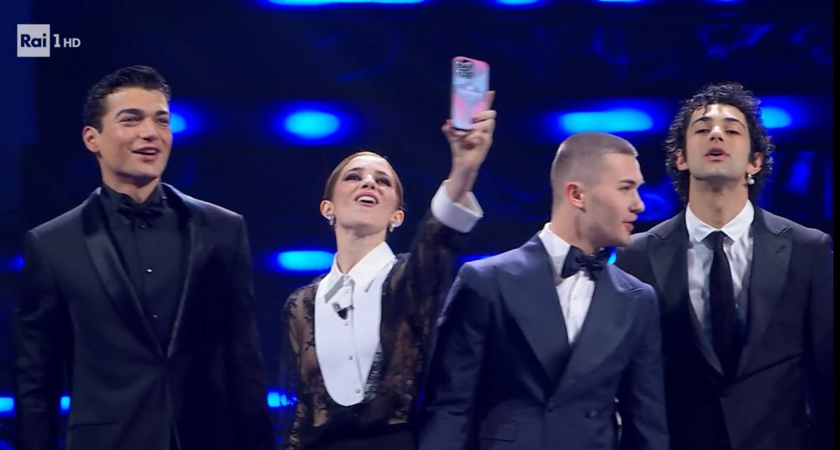 Daninseries's tweet photo. NUN TE PREOCCUPÀ UAGLIÒ CI STA O MAR FUOR CI STA O MAR FUOR  

ABBIAMO LA CANZONE VINCITRICE DI #SANREMO2023 https://t.co/5DxkkTWDsj