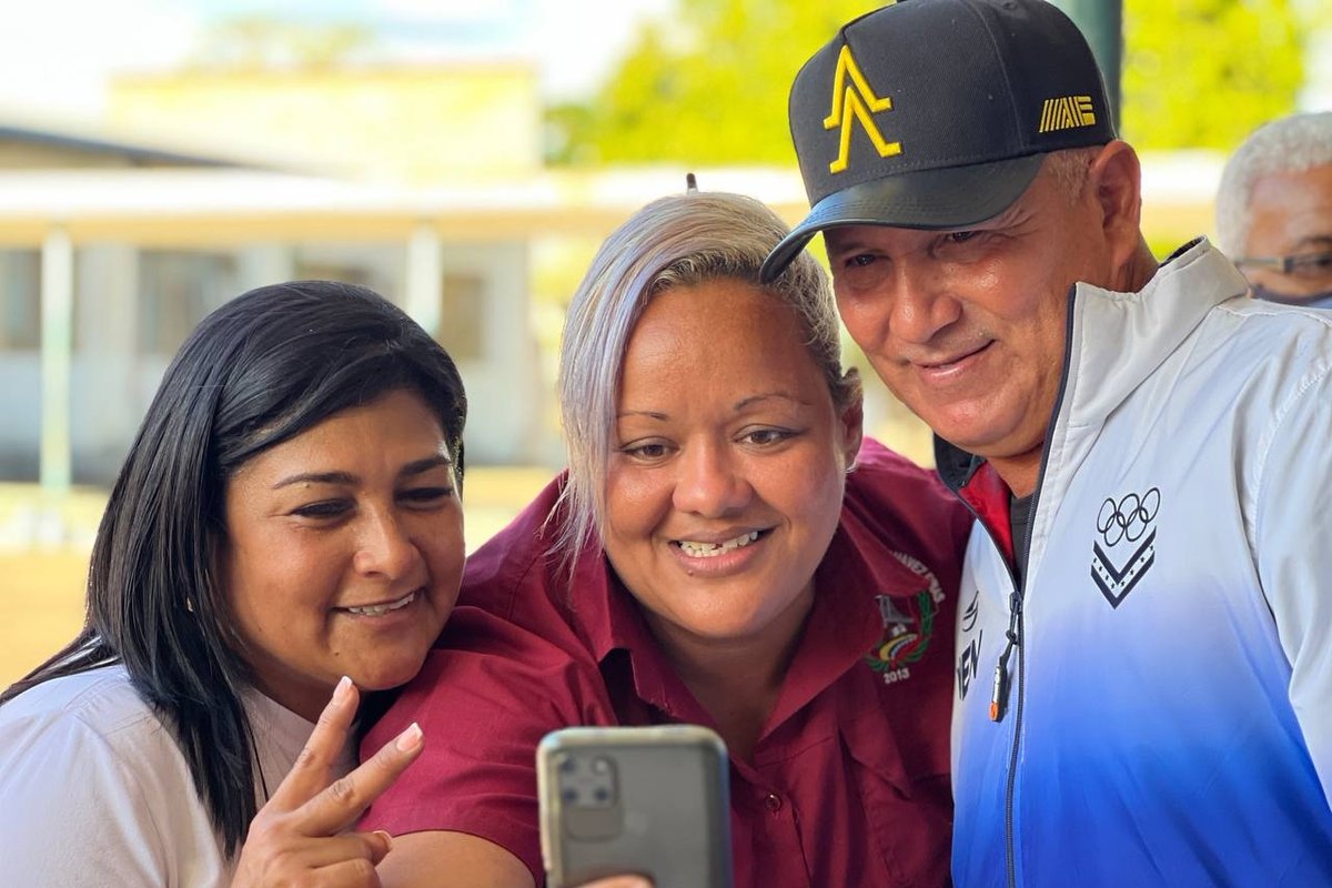 ¡Juntos somos un equipo excepcional!

El alcalde de Ciudad Bolívar <a href="/comandosergioh/">Sergio Hernandez</a>
Nos acompañó en la maravillosa jornada de hoy en la UEN Tomás de Heres, para atender a nuestro magisterio.

Seguimos en este estado, ¡Vamos por más!
#SiSePuedeVzla
.<a href="/NicolasMaduro/">Nicolás Maduro</a>
