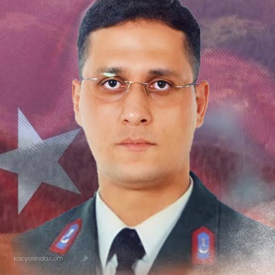 Şehidimiz Ferhat Gedik’in İskenderun’da ikamet eden kız kardeşi Neriman Kaya ile yeğeni Emirhan Kaya depremde vefat etmişler. Allah rahmet eylesin mekanları cennet olsun.