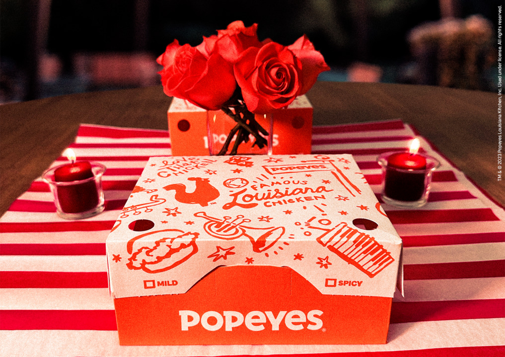 Cuando te pones romanticón pero ya la tenías convencida con Popeyes. Tagg a tu amor 💕