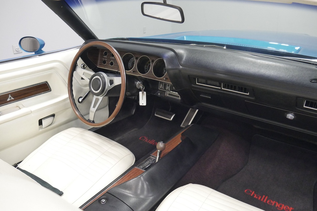 streetsidecars's tweet photo. This 1970 #Dodge #Challenger R/T #Convertible features a 440 #Magnum V8 teamed with the numbers matching #Torqueflite automatic transmission. View the full listing here: https://t.co/lnymwMRs7v https://t.co/1hKVfLz3MI
