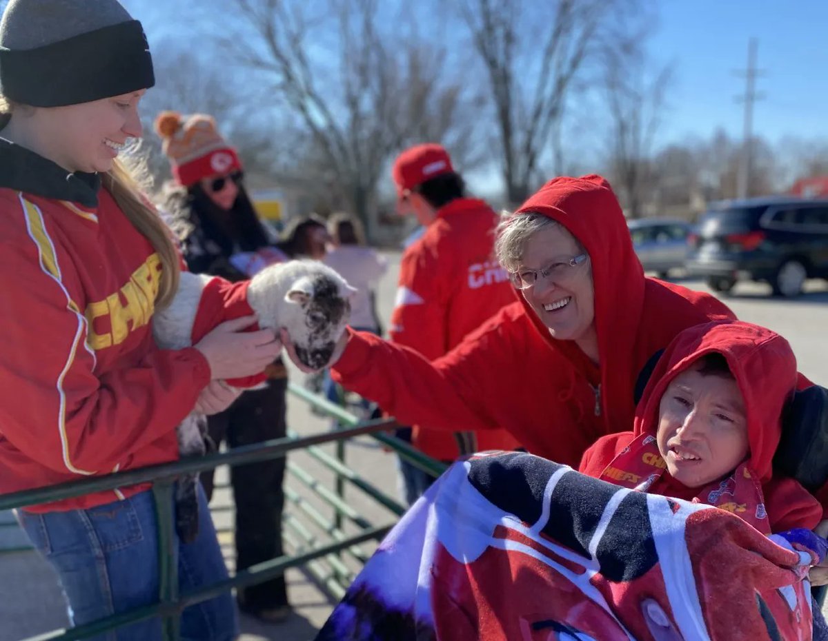 RainbowCenterKC's tweet photo. Just kidding around with the fine folks (and goats) from Sunset Trails Stables. #pettingzoo #goats https://t.co/APVdE8c53s