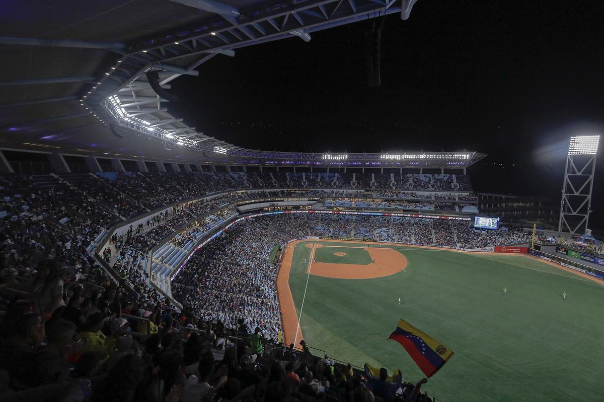 eltachira's tweet photo. #BeisbolxTeleven En pocos minutos desde el Estadio Monumental Simón Bolívar, obra del Presidente .@NicolasMaduro, toda Venezuela celebra la Gran final de la #SerieDelCaribeGranCaracas; entre Leones de Caracas (Venezuela) Vs Tigres del Licey (República Dominicana)#SDCXTves https://t.co/u8oOYX1IT4