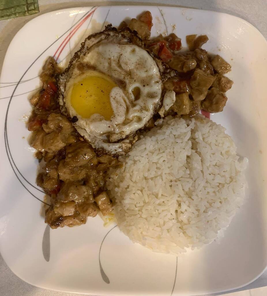 maryannsaunders's tweet photo. Salmon and tofu sisig topped with fried egg on a jasmine rice https://t.co/287j93eOob https://t.co/fC3yXQemII