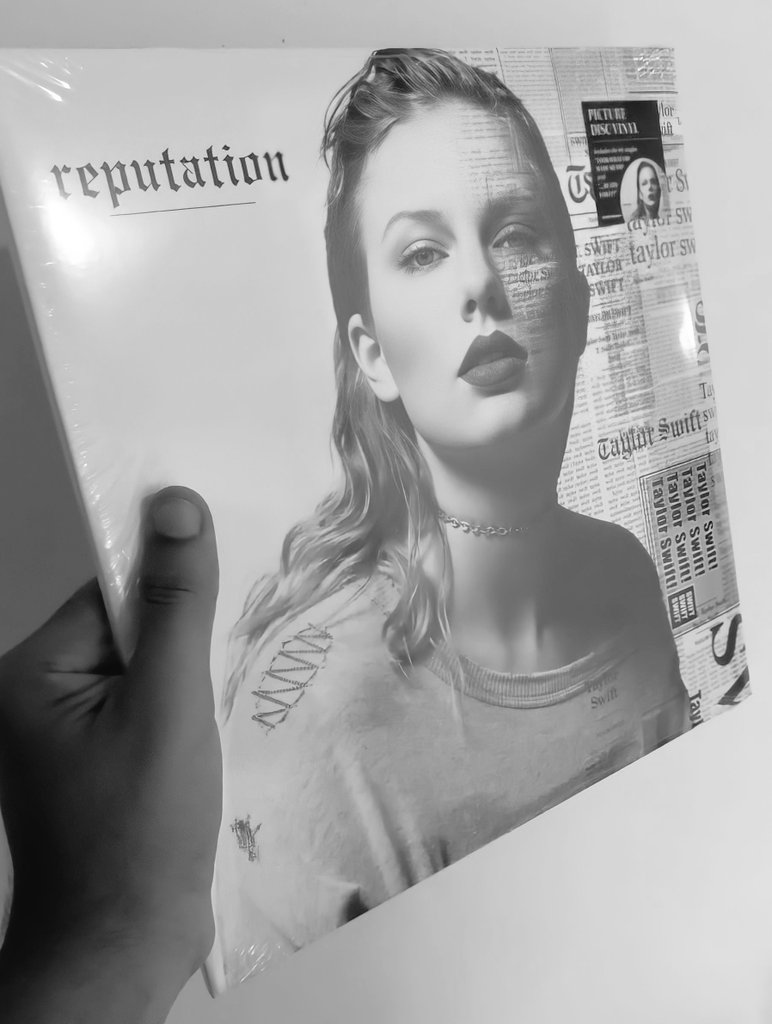 TheDangerStore's tweet photo. Uma pausa para admirarmos o LP de "Reputation" da #TaylorSwift que a nossa cliente @itssofidk adquiriu! 😍💜 https://t.co/BKggJ8OWh4
