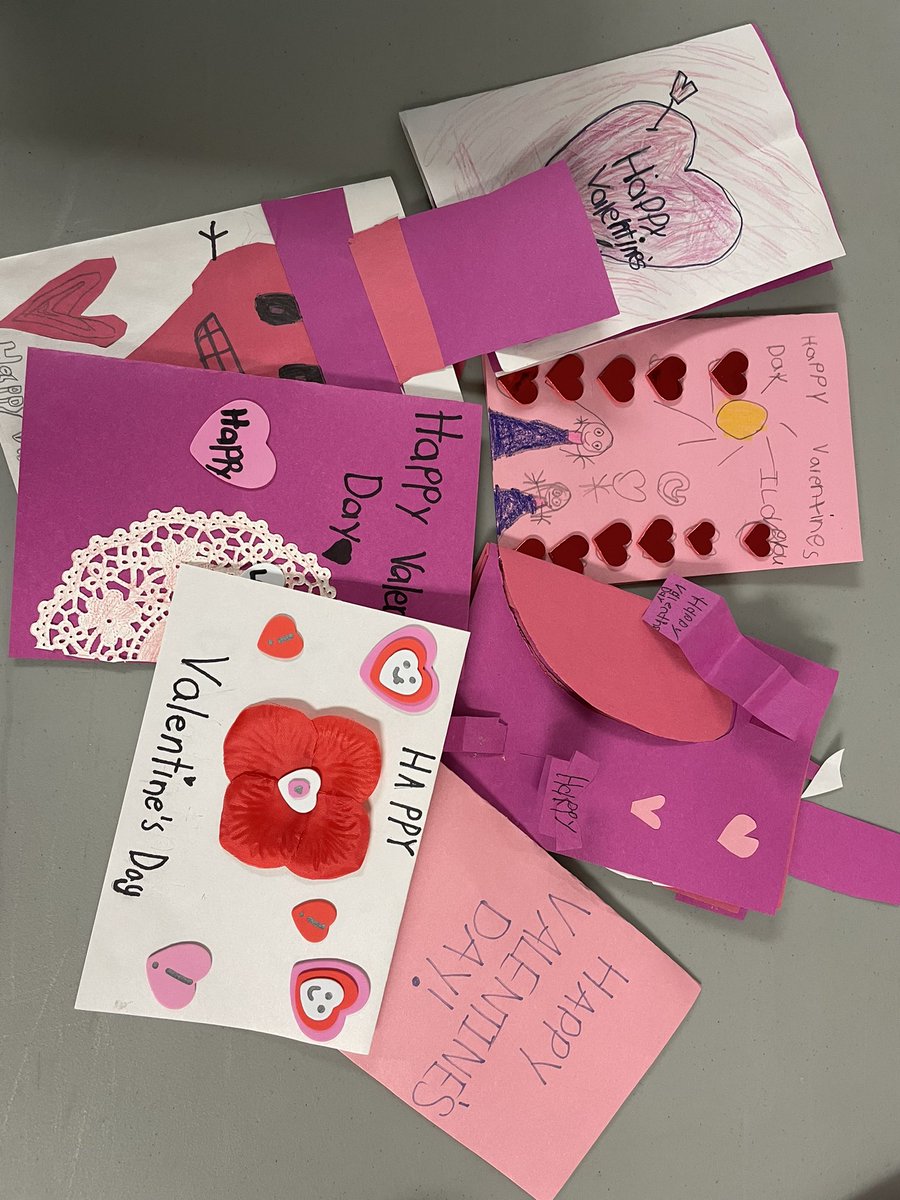 SenglishC's tweet photo. Sweet students at Monsignor JE Ronan school spreading love to Sweet seniors at Simcoe Manor!❤️🤗😘 @SMCDSB_MRO @simcoecounty #simcoemanor https://t.co/glViC76IkS