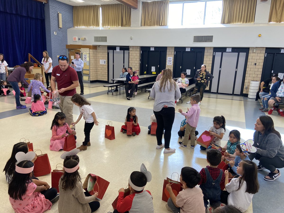 SraMSerrano's tweet photo. ¡VPI celebra San Valentín en grande! Estamos muy agradecidos por el apoyo de las familias de VPI. Canciones, comida deliciosa e intercambio de tarjetas. ¡Un evento maravilloso! VPI Rocks! @APS_EarlyChild Arriba @EscuelaKeyAPS  ¡Que viva el español y la inmersión! @MPerdomo_KeyES https://t.co/DWoXBQxaij