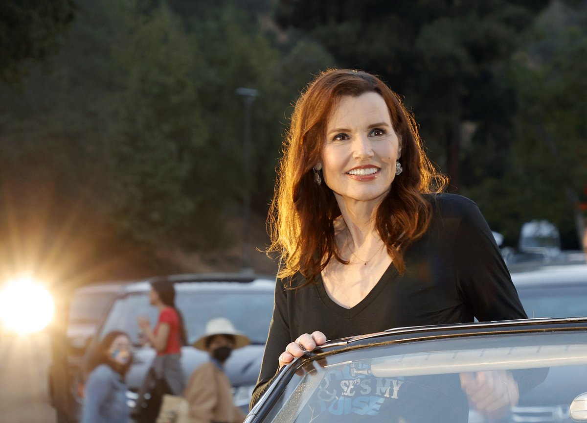 Our guest this week is Geena Davis (@GeenaDavisOrg)! We'll be talking about everything from Thelma and Louise to her early gig as a living mannequin, to her show @CBSUnstoppable. So, grab your best friend, hop in a '66 Thunderbird, turn the radio on, and watch out for cliffs!