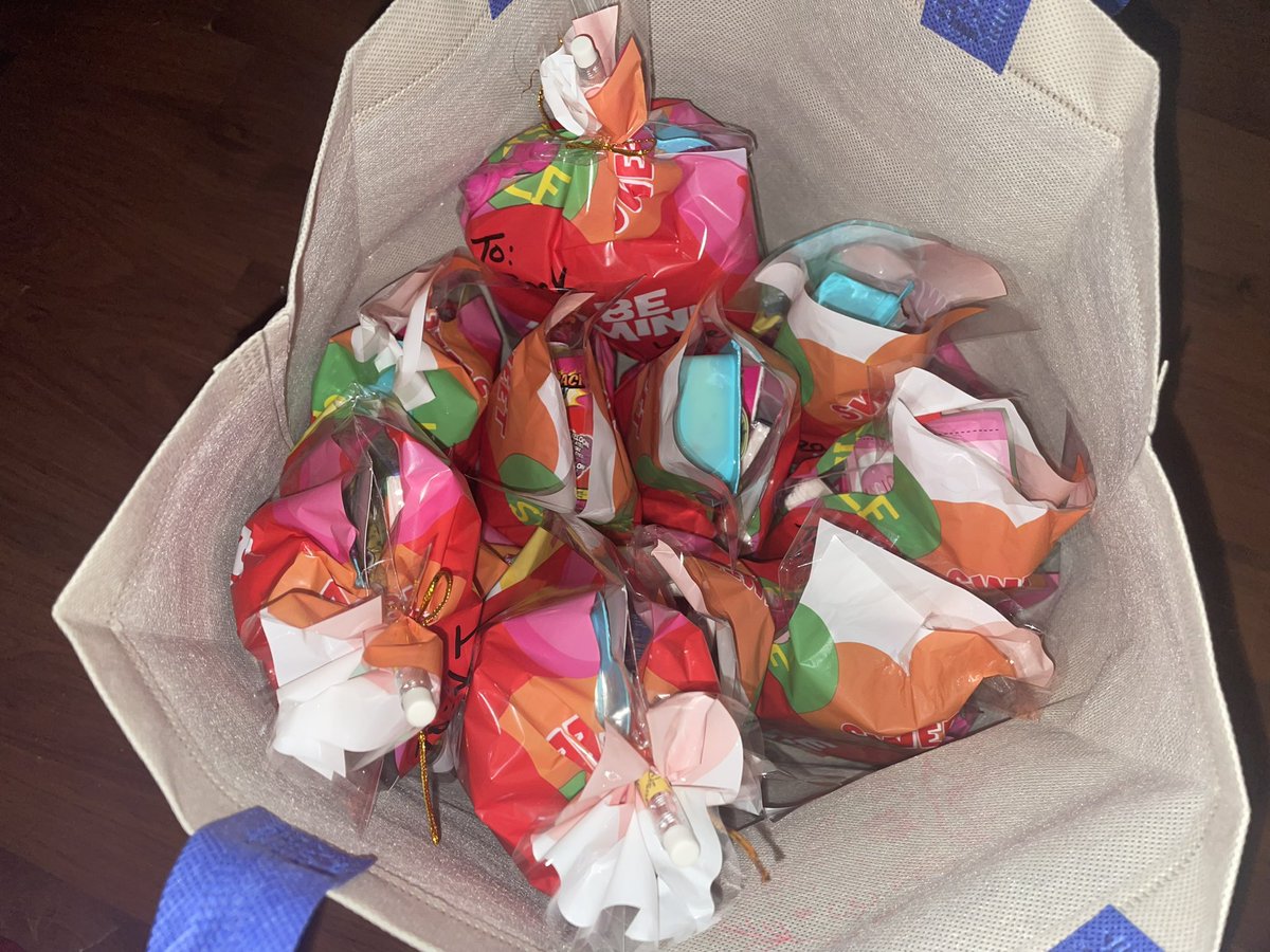 T_Ree_15's tweet photo. Pre-school friends, pre-school teacher,  classroom, co-worker, and bestie valentines done!😅 https://t.co/kAiMgss2Pe