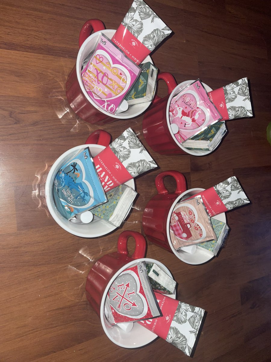 T_Ree_15's tweet photo. Pre-school friends, pre-school teacher,  classroom, co-worker, and bestie valentines done!😅 https://t.co/kAiMgss2Pe