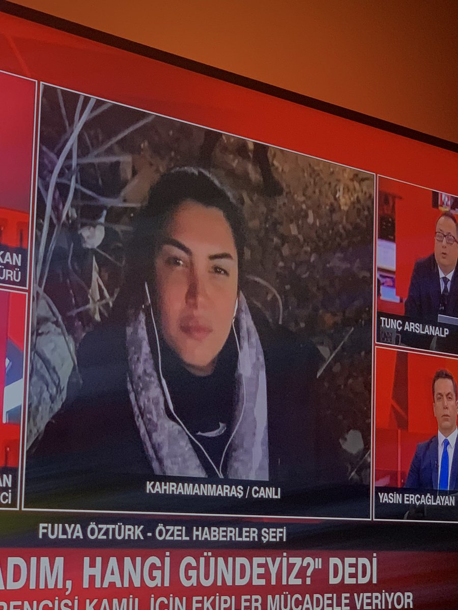 Çok gönülden o bölgede ve çok gönülden işini yapıyor . Bu sene en iyi muhabir ödülü kesinlikle Fulya Öztürk’e verilsin <a href="/Fulyaozturkfan/">Fulya Öztürk</a>