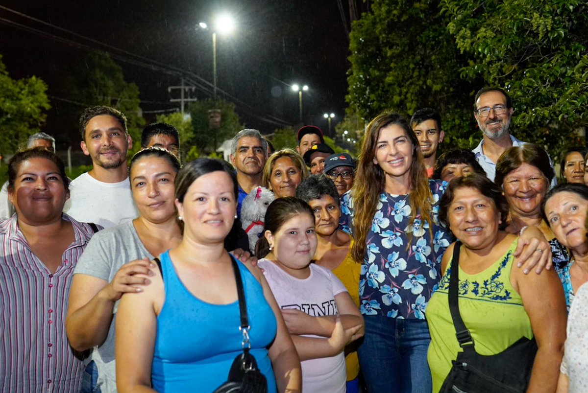 PrensaBettina's tweet photo. Vecinos del barrio Santa Ana y Bettina Romero, recorrieron juntos las luminarias que la Municipalidad instaló a lo largo de sus avenidas principales Lisandro de la Torre y Perú, por la que transitan más de 18.000 personas de la zona sur. Son acciones que les brindan seguridad. https://t.co/YfJ0WdAEuj