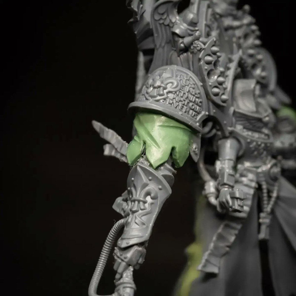 Morvenn Vahl.... is finally finished!
There have been a lot of hours put into reposing her but I am so happy with how it turned out! So much happier with the more relaxed, commanding pose than the "pointing from a tactical rock" pose....
#WarhammerCommunity #Warmongers <a href="/warhammer/">Warhammer Official</a>