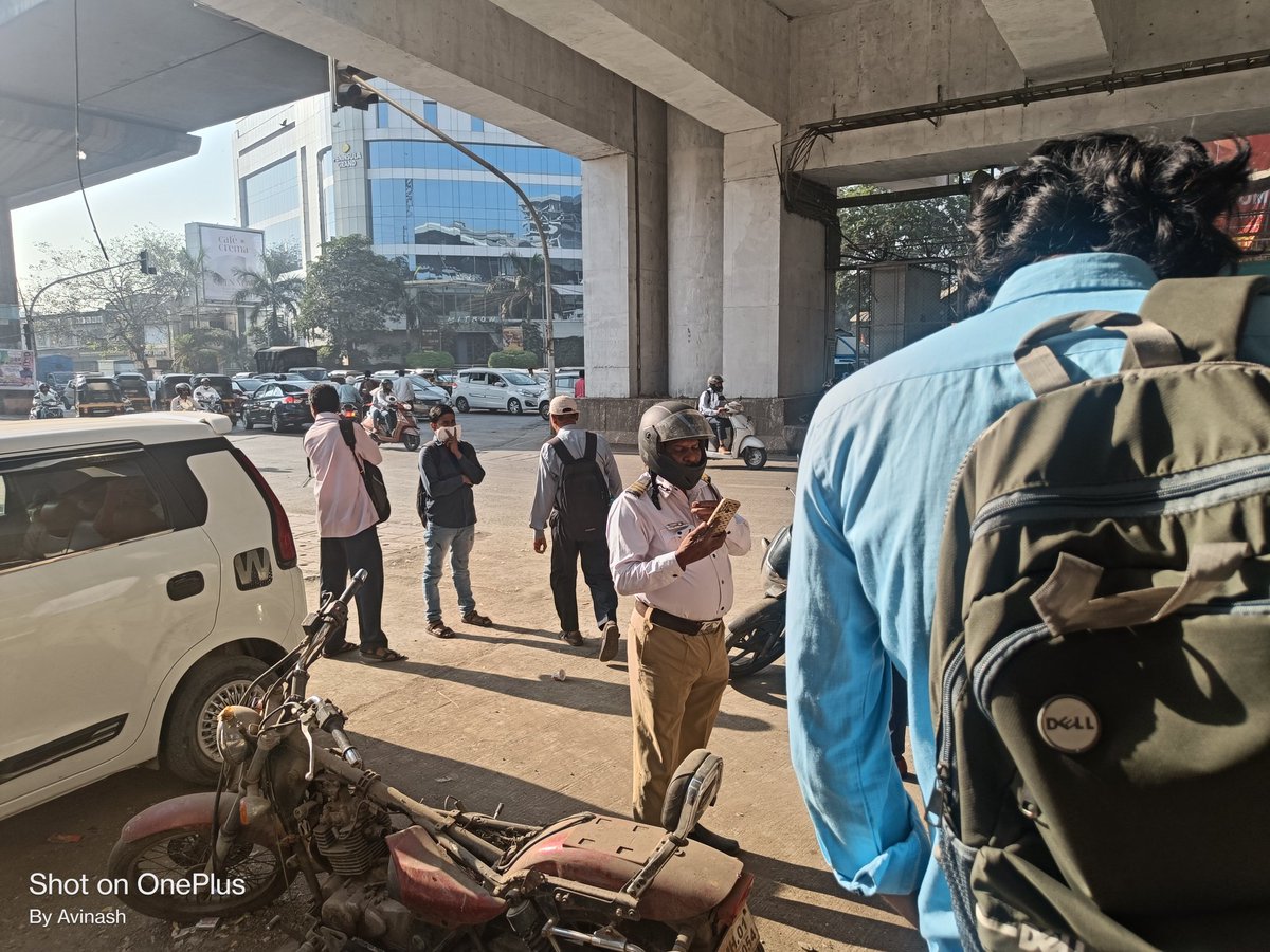 Avinash81098's tweet photo. @MumbaiPolice  there are too many vehicles parked and going from the wrong side but he doesn't do anything...after asking the reason behind challan the officer told us there is no parking but you can see the picture we are not parked here we are just going for an office https://t.co/75108qSsWD