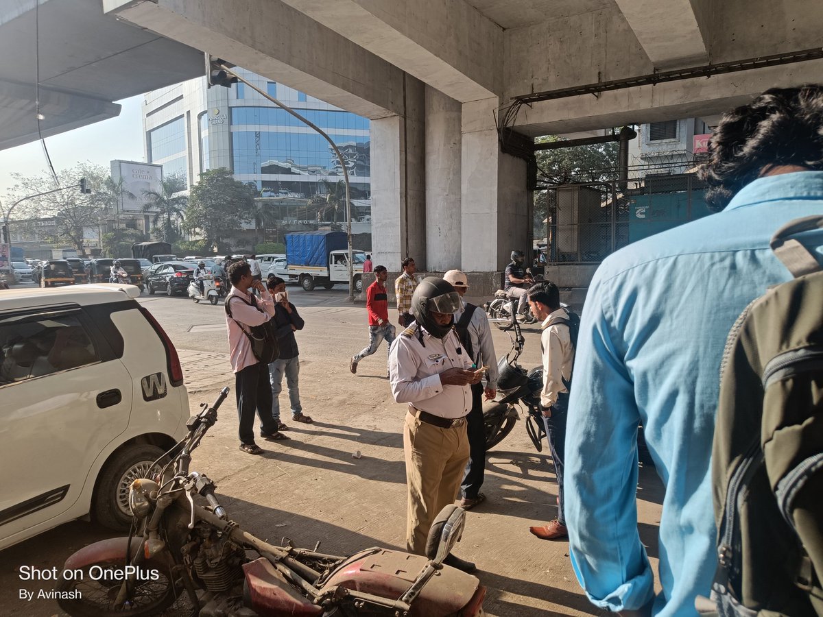 Avinash81098's tweet photo. @MumbaiPolice  there are too many vehicles parked and going from the wrong side but he doesn't do anything...after asking the reason behind challan the officer told us there is no parking but you can see the picture we are not parked here we are just going for an office https://t.co/75108qSsWD