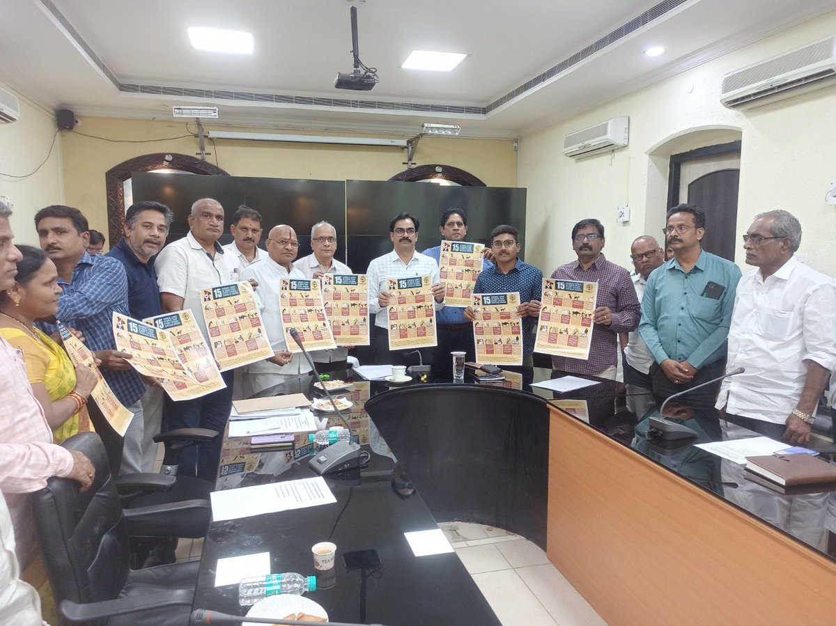AhimsaMatters's tweet image. &lt;1/2&gt;
#AhimsaFellow @Tejovanth_A presented posters on #AnimalProtectionLaws in the Guntur District SPCA Meeting. The posters will now be displayed in all ward sachivalya on the orders of Shri Venugopal Reddy IAS, District Collector who chaired the meeting.
