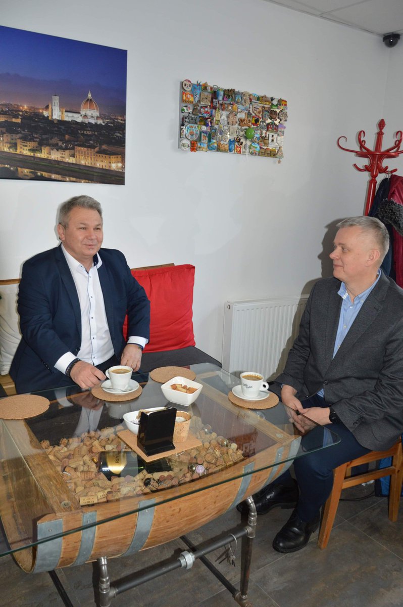 Robert_Jagla's tweet photo. Spotkanie z @TomaszSiemoniak w Gusto Italiano w Wałbrzychu. W otoczeniu włoskich specjałów można podyskutować na ważne i mniej ważne tematy. Lokal urzeka klimatem. Inny świat, choć w centrum Wałbrzycha.
#kawa #Włochy #GustoItaliano #enoteka #TomaszSiemoniak #spotkanie #rozmowy https://t.co/wLYcz1usn9