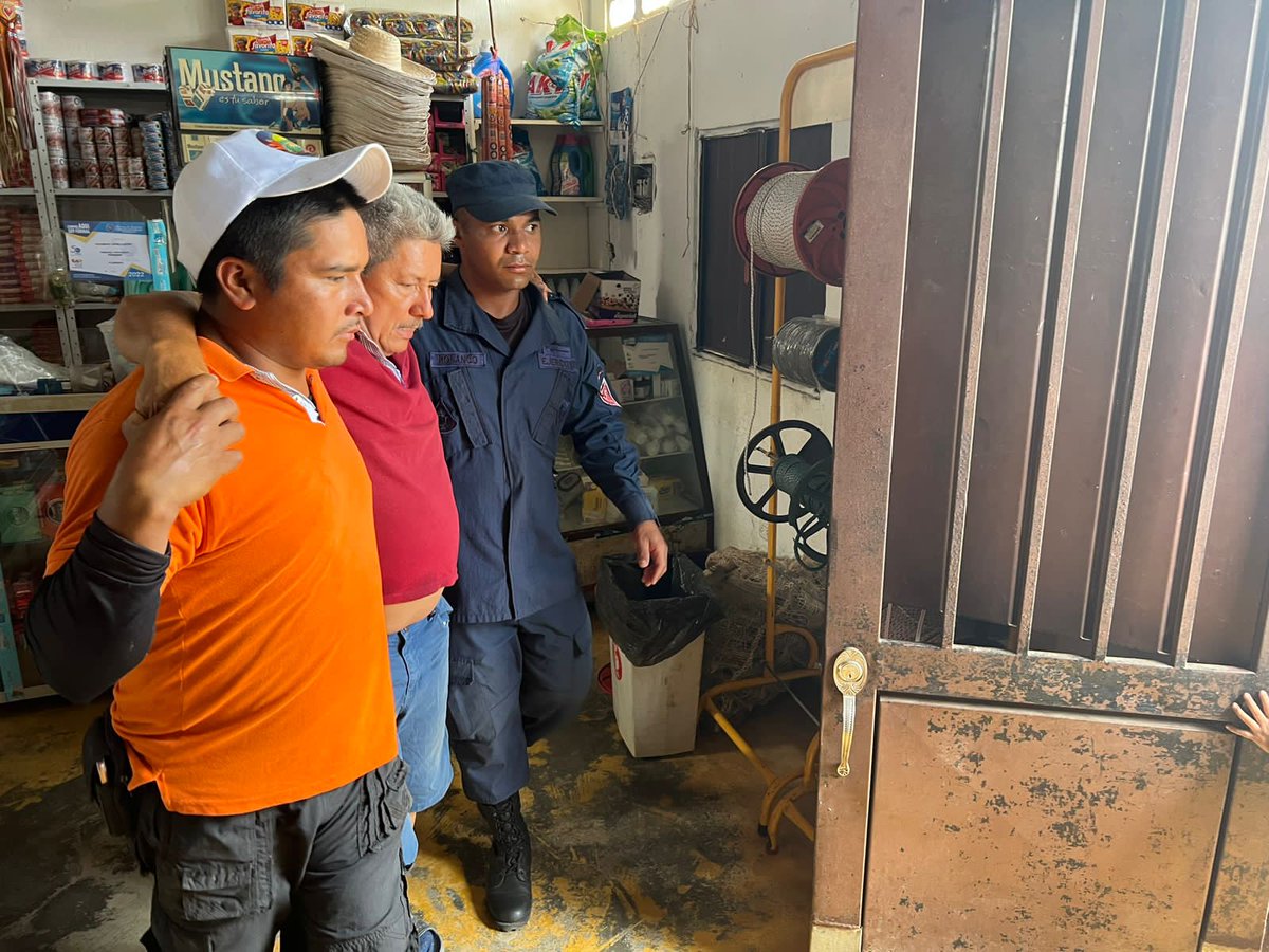 CCON3_FFMM's tweet photo. Desde la vereda El Pará, enfermeros del Batallón de Ingenieros de Desminado Humanitario N. ° 1 #BIDEH1,  realizaron la evacuación de un adulto mayor en delicado estado de salud, que requería ser atendido en un centro de salud del municipio de Florencia, #Caquetá.
#SomosSuEjercito https://t.co/emLSIgQi76