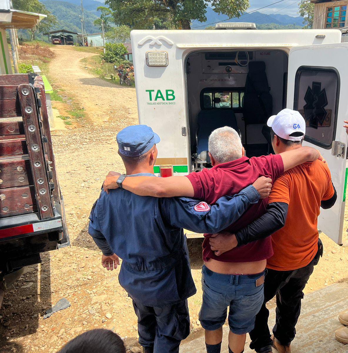 CCON3_FFMM's tweet photo. Desde la vereda El Pará, enfermeros del Batallón de Ingenieros de Desminado Humanitario N. ° 1 #BIDEH1,  realizaron la evacuación de un adulto mayor en delicado estado de salud, que requería ser atendido en un centro de salud del municipio de Florencia, #Caquetá.
#SomosSuEjercito https://t.co/emLSIgQi76