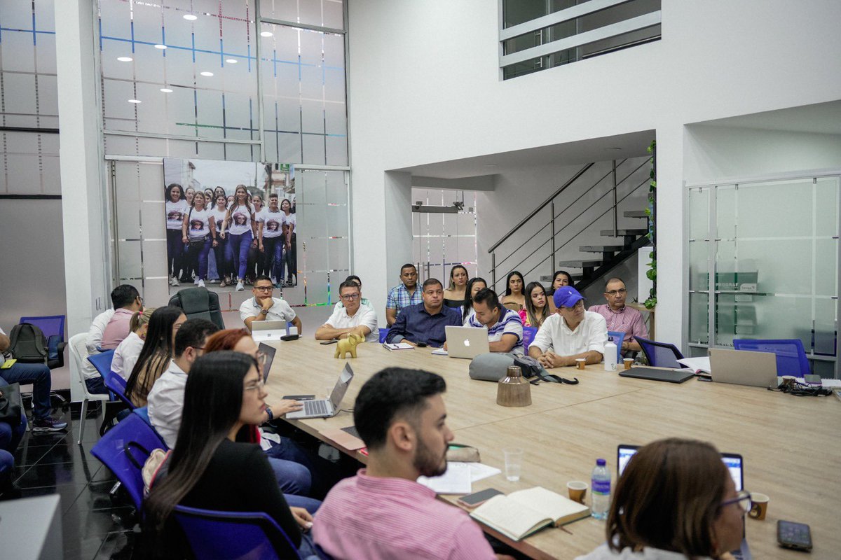 OscarBarretoTol's tweet photo. #SonLosHechos/ A través de la Escuela de Gobierno, acompañamos el proceso de liderazgo de nuestro amigo @4ALEXCASTRO enfocándonos en una visión integral para el desarrollo de la comunidad ibaguereña.
@SenadoGovCo @soyconservador 
#SeguridadParaLaGente https://t.co/l7nCdZjMcg