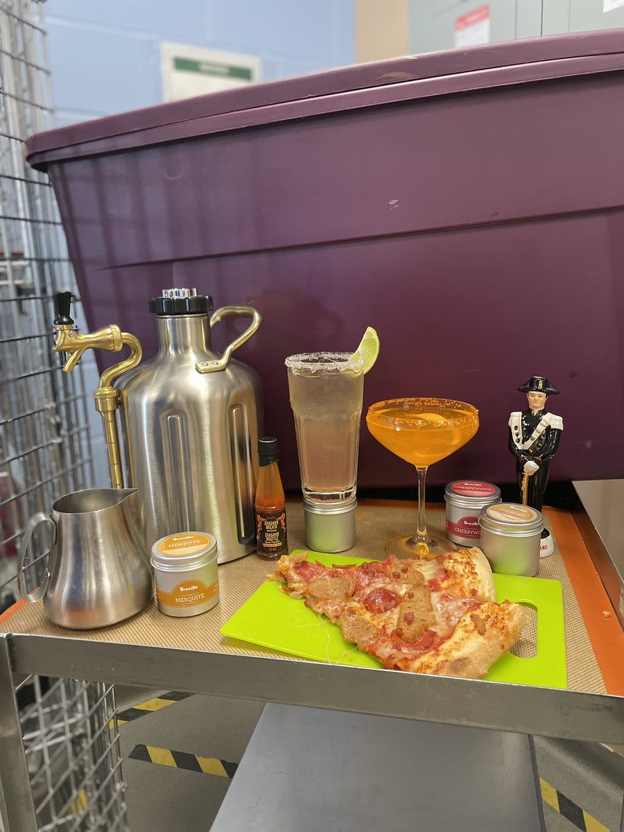 parched2pinned's tweet photo. Beergarita (left)
Ingredients:
2oz beer Cheshire Cat Pub Pilsner
3oz pink lemonade 
1 1/2 tequila 
1 1/2 triple sec
#FridayFeeling #HOS2080
@ACBartending1 @BestBarMix https://t.co/hcsD5j0jUV