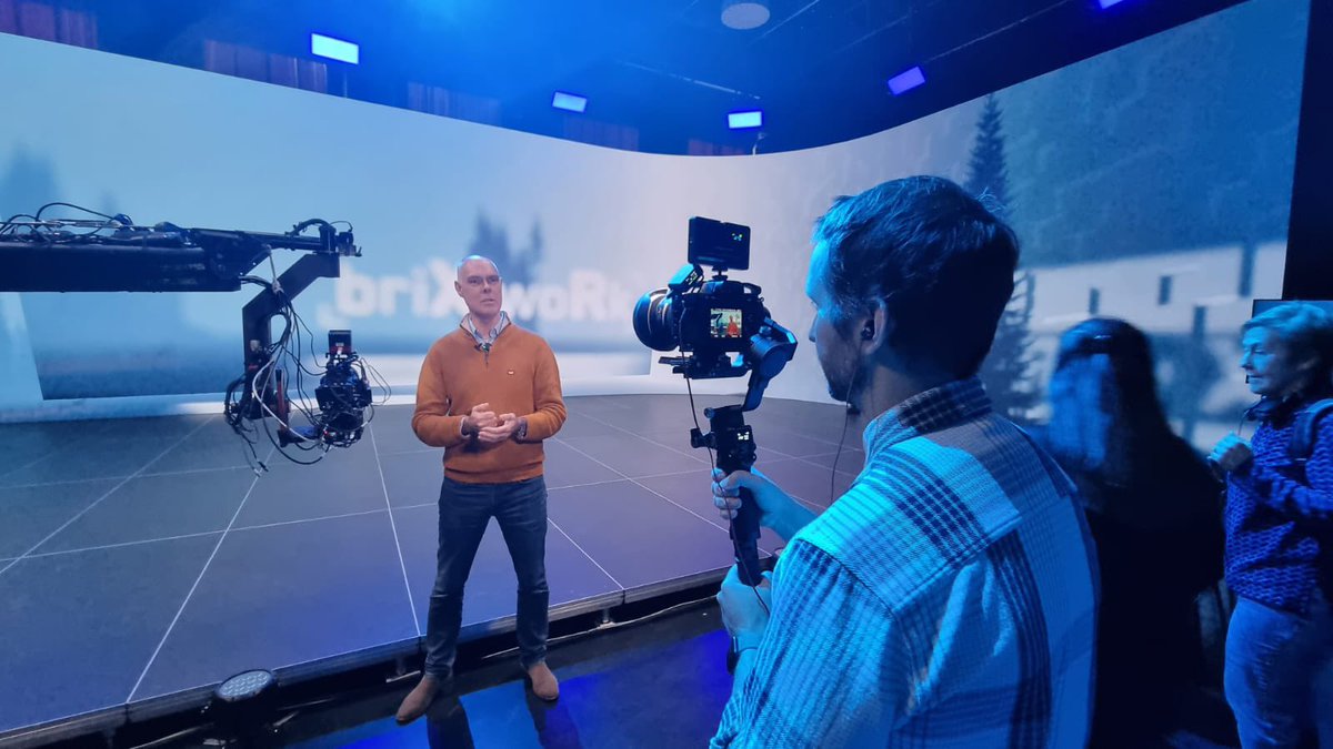 mo_sysLab's tweet photo. Today, @plazamedia_gmbh unveiled its brand new #virtualproduction #XR #LED Studio #briXwoRk. Take a look at our Philippe Vignal delivering a fantastic presentation to attendees. Congrats to the entire PLAZAMEDIA team on this major accomplishment! 👏 #LEDStudio #CinematicXRFocus https://t.co/eehCQxh7g2
