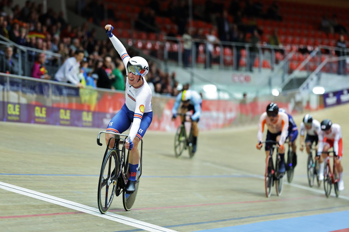 WOOOOOOOWWWW OLLIE WOOD IS EUROPEAN SCRATCH CHAMPION!!! 🏆

What a ride! He times his sprint to perfection and is even able to celebrate as he crosses the line. Nailed it. 

#EuroTrack2023
