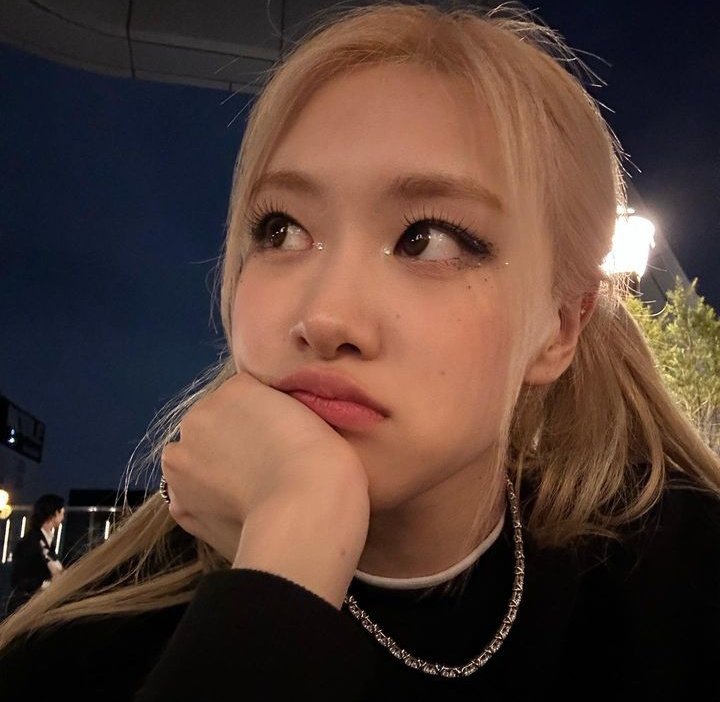 BlinkXnegrorosa's tweet photo. No puedo creer que cumpla 26 años, Rosé es un ángel caído del cielo, la amo tanto, quiero protegerla de todo lo malo del mundo, ella se merece todo el amor del universo, te amo mucho ángel, gracias por tu existencia 💌❤️‍🩹 
#EasyToLoveROSÉDay
#자_오늘밤이야_해피_로제데이 https://t.co/jxDSV3WkHB