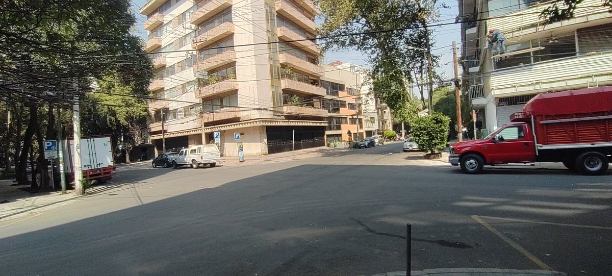 sntiago_bolanos's tweet photo. Ayer en el cruce de Ometusco con Mexicali (Condesa) en un choque se volteó un auto. Los vecinos lo conocen como el cruce de la muerte. Urgen pasos peatonales @AlcCuauhtemocMx @LaSEMOVI . https://t.co/N53Lb29CC2