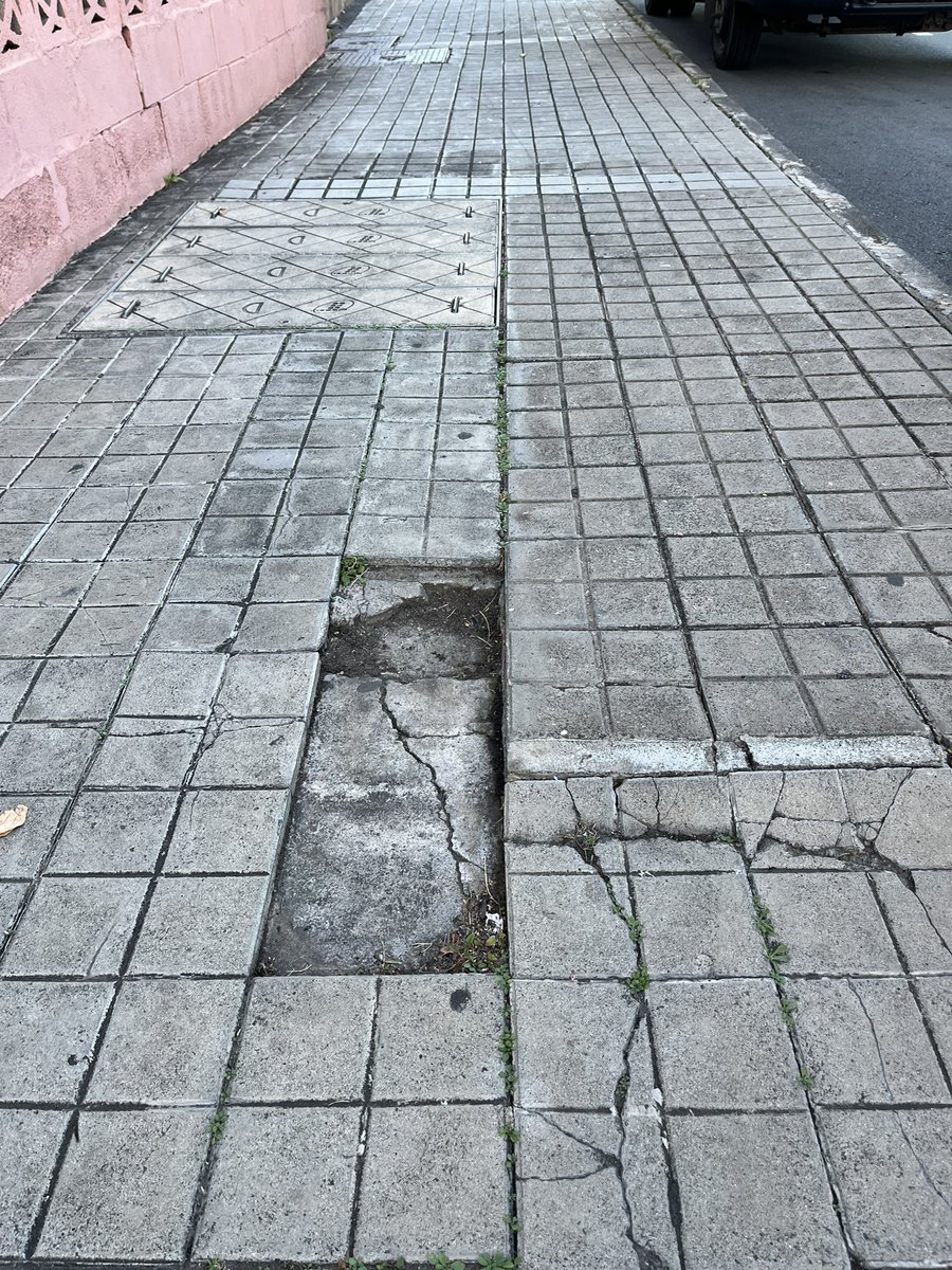 CrisCanariona's tweet photo. @AyuntamientoLPA  es una vergüenza que no se destine dinero a este barrio. En Casa Blanca 3 las aceras dan pena y las carreteras, hoy mi madre casi se abre la cabeza por estar el suelo de esta manera y es una zona donde vive mucha gente. Inviertan más en barrios de la zona alta. https://t.co/k7VND7YtEh