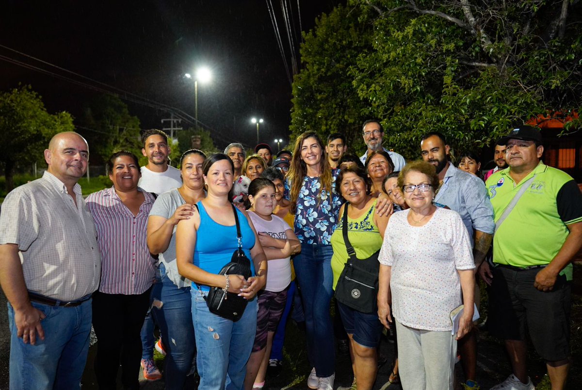 MuniSaltaok's tweet photo. 🙌💡 ¡Más de 48 puntos de luz iluminan mejor dos avenidas de barrio Santa Ana I! 

📍Av Perú y Lisandro Latorre, son de las arterias principales del barrio, ahora están iluminadas con tecnología LED para que los vecinos y vecinas transiten más seguros. https://t.co/DlJQKOA60e
