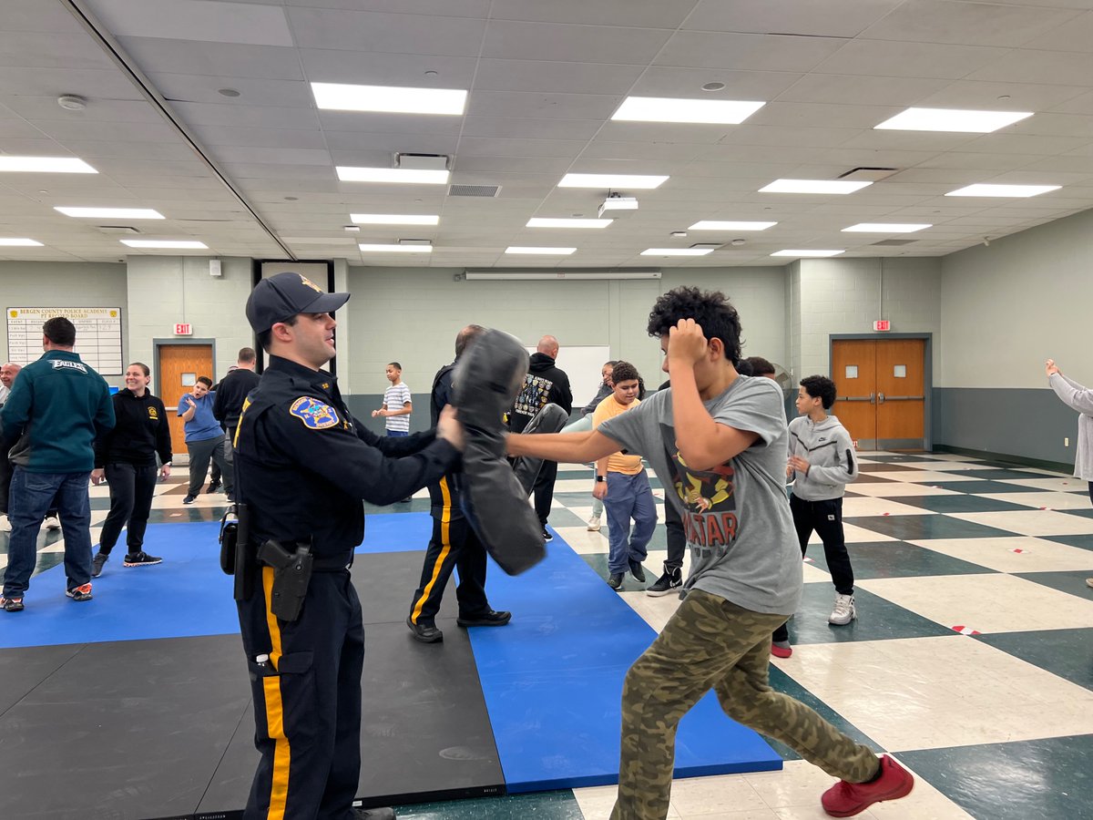 BBBSCNNJ's tweet photo. Mentees in our @BergenCountySo #BigsInBlue program participated in a special self-defense course, led by instructors from the Police Academy. They covered basic self-defense techniques, ways to fall safely & the lesson that there's always a way to defend yourself & stop a fight. https://t.co/lN68ijWOpT