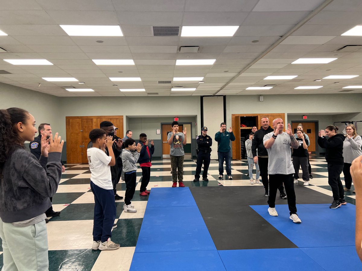 BBBSCNNJ's tweet photo. Mentees in our @BergenCountySo #BigsInBlue program participated in a special self-defense course, led by instructors from the Police Academy. They covered basic self-defense techniques, ways to fall safely & the lesson that there's always a way to defend yourself & stop a fight. https://t.co/lN68ijWOpT