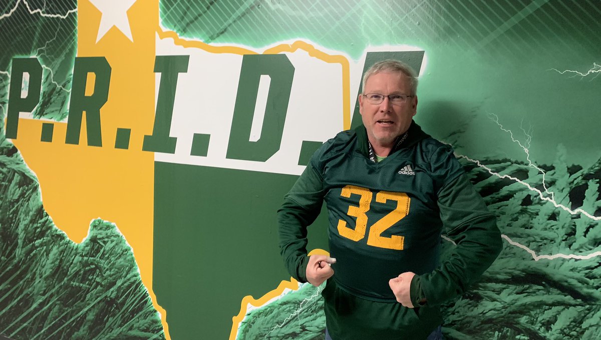 Pampa_Athletics's tweet photo. THE GREEN TEAM is a little extra fired up today for Legendary @HarvesterPRIDE athlete Zach Thomas and his well awaited arrival into the @NFL Hall of Fame @MiamiDolphins @hsfootballrocks #PampaHarvesters https://t.co/RXshV2KFHG