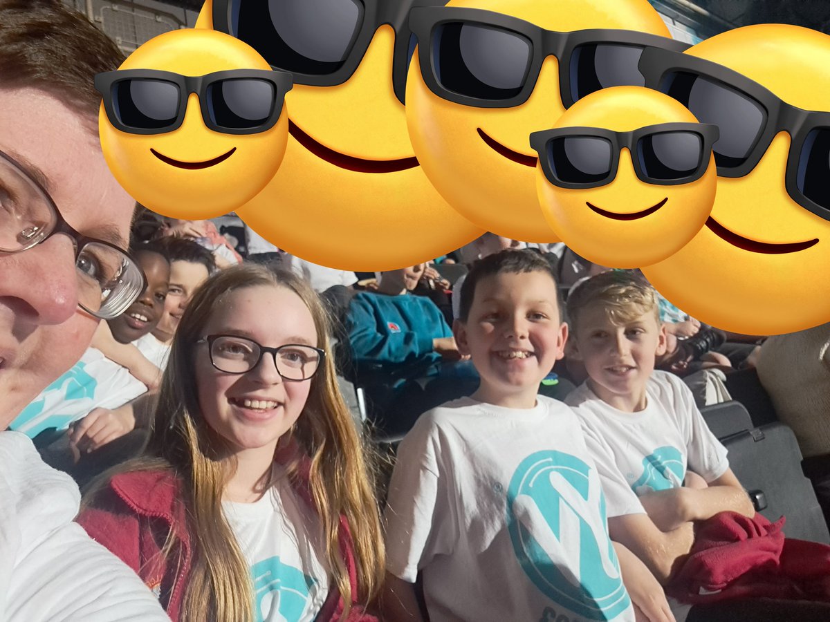 Selfies before the show! <a href="/YVconcerts/">Young Voices</a> <a href="/HillcrestAnston/">Anston Hillcrest</a>