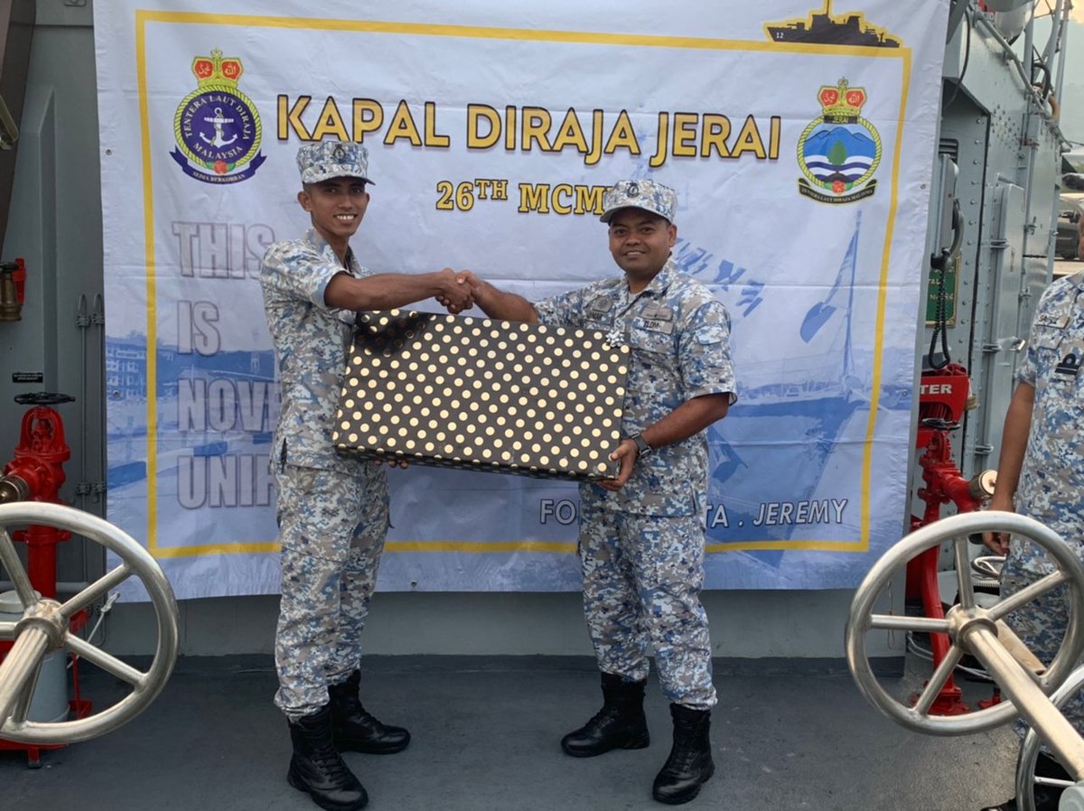 KD JERAI (@kd_jerai12) on Twitter photo Majlis Keraian Anggota Bertukar Keluar, Anugerah Bintara dan Laskar Kreatif dan Berkualiti serta Anggota baharu berkahwin telah dilaksanakan dan disempurnakn oleh Pegawai Memerintah KD JERAI pada 10 Feb 23.
'Syabas dan Tahniah'
<a href="/KDMAHAMIRU/">KD MAHAMIRU</a>
<a href="/tldm_rasmi/">Royal Malaysian Navy</a> Majlis Keraian Anggota Bertukar Keluar, Anugerah Bintara dan Laskar Kreatif dan Berkualiti serta Anggota baharu berkahwin telah dilaksanakan dan disempurnakn oleh Pegawai Memerintah KD JERAI pada 10 Feb 23.
'Syabas dan Tahniah'
<a href="/KDMAHAMIRU/">KD MAHAMIRU</a>
<a href="/tldm_rasmi/">Royal Malaysian Navy</a>