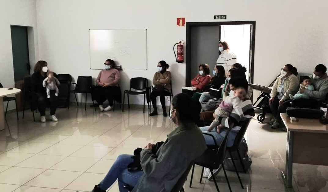 CSaludGaldar's tweet photo. #EscuelaDeFamilias👨‍👩‍👦‍👦👨‍👨‍👦👩‍👩‍👧‍👧
Ayer, los profesionales del equipo de pediatría del @CentrosSalud, abordaron el tema de la alimentación complementaria:
- Baby led weaning 
- Atragantamientos
- Alergias alimentarias 
Seguimos con nuestro programa #EscuelaDeFamilias.
#nosgutaeducarensalud https://t.co/6KGcNfI4A8