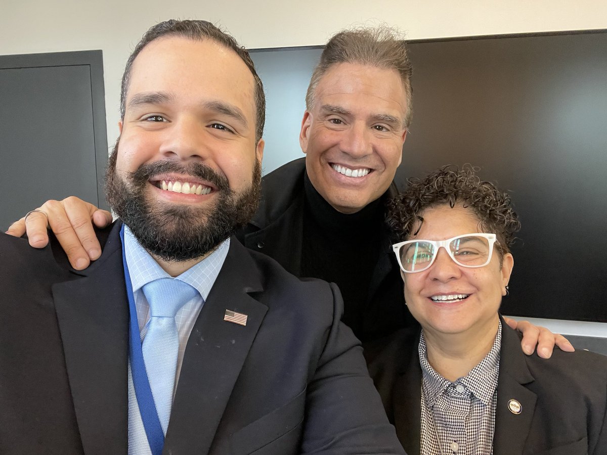 EnriquePepen's tweet photo. A thank you to all the residents that came out to the #EastBoston Coffee Hour! Thank you A7 for hosting us. Great conversations about youth programs, small business support, and building partnership between the City and Community groups 🙏🏼 Until next Friday. #ONSFieldFriday https://t.co/xadqout7zg