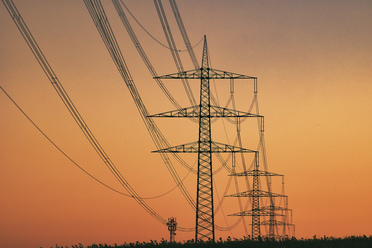 ELIORG's tweet photo. Long-distance, high-voltage transmission is central to integrating renewable generation at a sufficient scale to enable the US to decarbonize its electric system. Join us 2/27 to learn more: https://t.co/jXoY2uPndT
#ELPAR @vanderbiltlaw @michaelvandenb6 @ELQ_Berkeley @JMGinNYC https://t.co/r7k13y6DNX