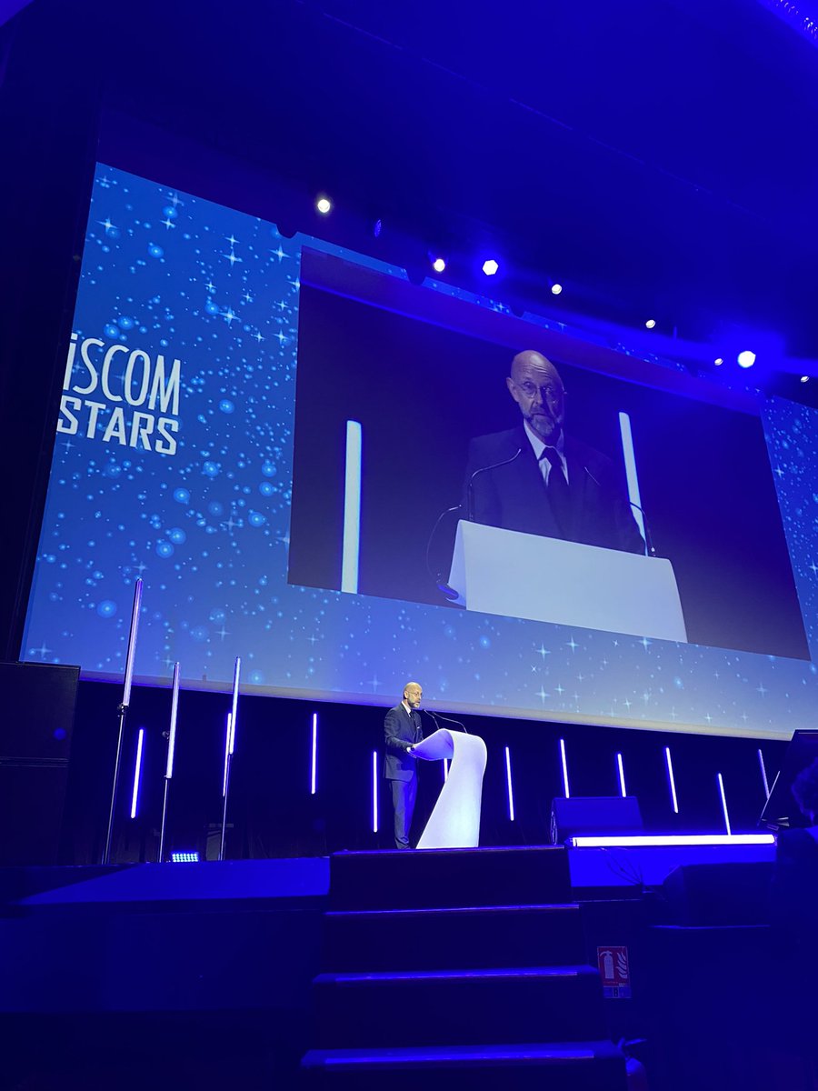 [ÉVÉNEMENT]
Notre parrain <a href="/fredfougerat/">Frédéric Fougerat</a> ouvre la cérémonie de notre promotion 2022 après le discours de @mcondesalazar ✨
#weareISCOM