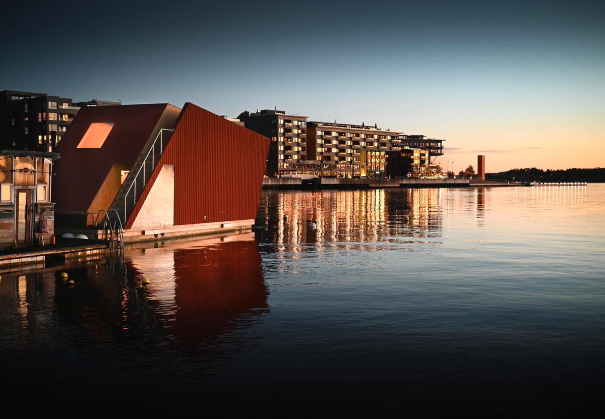 Red hot sauna 🔥
The XL sauna we designed for Oslo Badstuforening (community) in lovely evening light. Oslo harbour. Solid timber core, wood panel clad, barn red. #biotopearchitecture