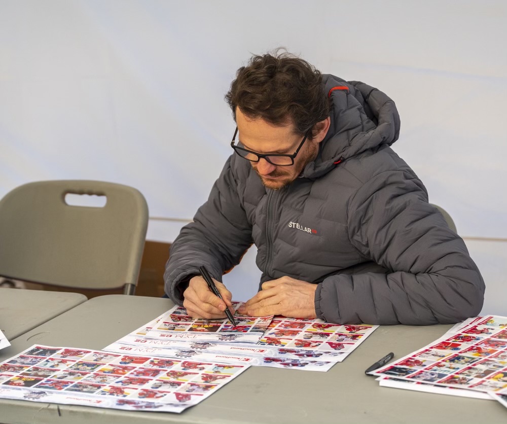 o2arenapraha's tweet photo. Zájem o autogramiádu hokejových legend byl tak obrovský, že se fronta táhla od vlajkoslávy až k nákupnímu centru Harfa😮 #zapaslegend https://t.co/7UaxcF9xfe