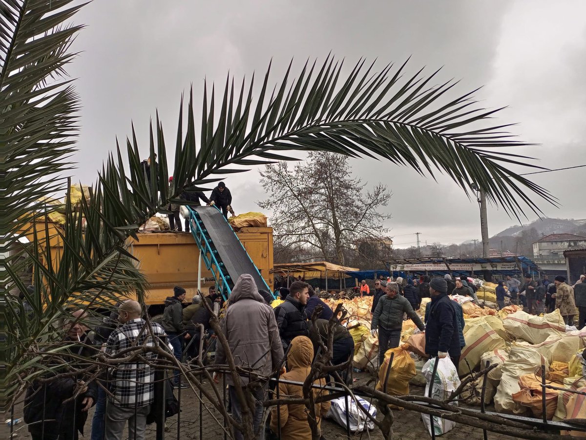 Yardımlar sel gibi geliyor...Salıpazarı ilçemizde bugün de 2 Tır, 8 kamyon ve 3 transit kamyonet toplam 200 ton odun yakacak yardımı Elbistan depremzedeleri için akşam saatlerinde yola çıktı. Yarın da yakacak yardımı tırları gönderilecek inş.