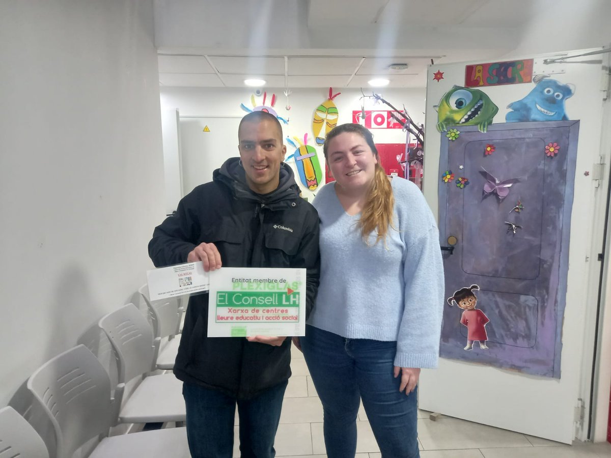 #Laxarxadelleureiacciósocial no s'atura, seguim fent les entregues de #xecsmaterialescolar i les #plaquesinstitucionals als centres del consell <a href="/AE_LolaAnglada/">AE Lola Anglada</a> <a href="/centreesclat/">Centre Educatiu Esclat</a> <a href="/casalquico/">Casal Quico Sabaté</a>