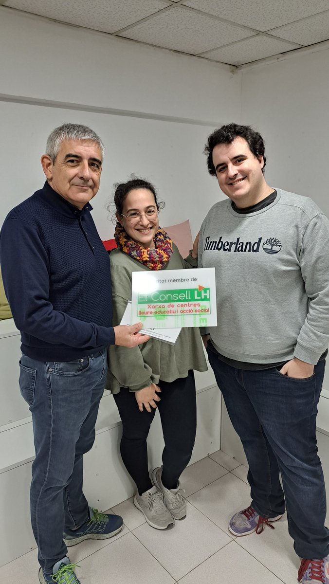 ConsellEsplaiLH's tweet photo. #Laxarxadelleureiacciósocial no s'atura, seguim fent les entregues de #xecsmaterialescolar i les #plaquesinstitucionals als centres del consell @AE_LolaAnglada @centreesclat @casalquico https://t.co/JftegMonJ2