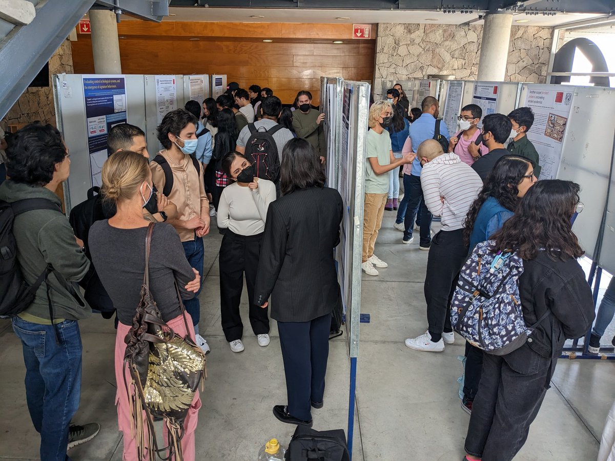 We're having a very energetic and dynamic 2nd Poster Session #DiasAcademicosLIIGH Lots of interesting presentations and discussions happening! @UNAM_Juriquilla