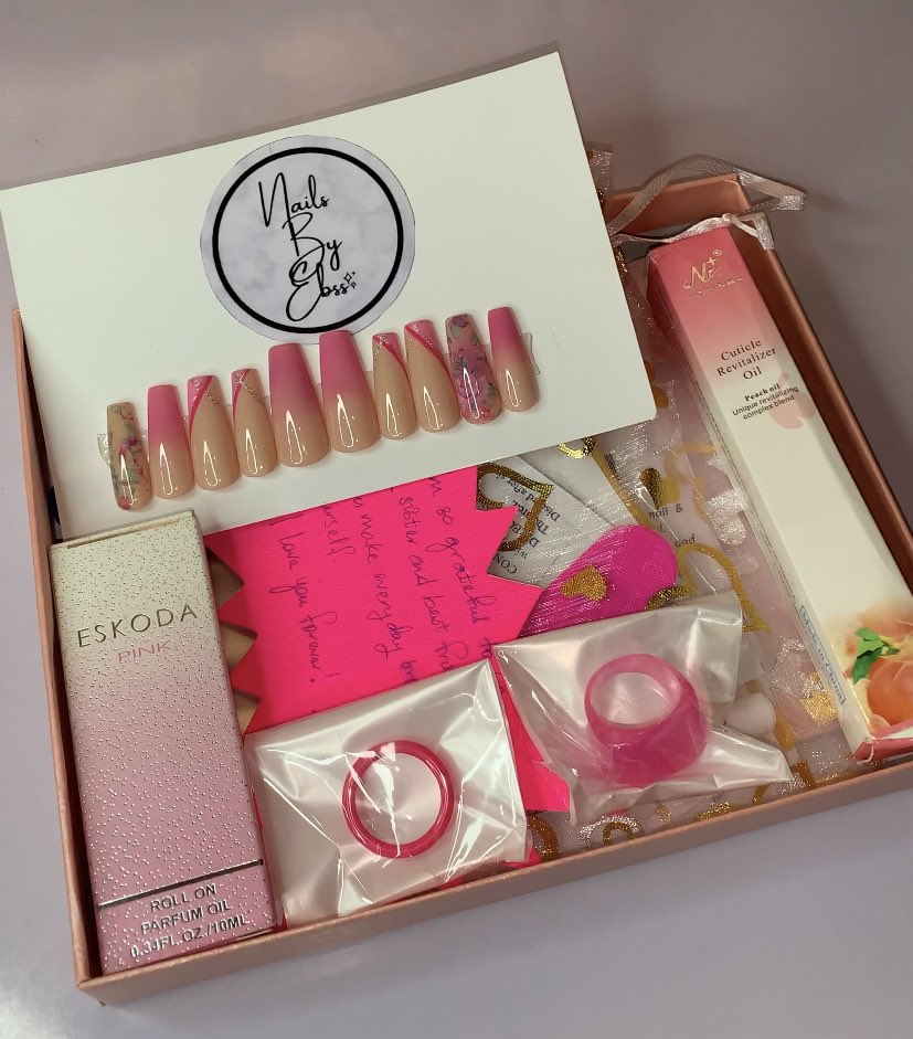nailsbyebss's tweet photo. The season of love is almost here💕!
Valentine’s packages still available for sale💕
PRICE: N15k
Nationwide delivery available 
#pagesbydamicommerce 
Please rt🙏🏽
@_theladymo @kaytiki https://t.co/8nESrf6pIt