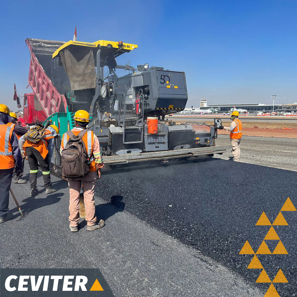 ceviter's tweet photo. Galería CEVITER - Aeropuerto Internacional de Guadalajara. Control de calidad en tendido de mezcla asfáltica.
#teamCEVITER #EspecialistasenViasTerrestres #LabCEVITER #ControlDeCalidad #PlanGDL2020_2026 #IngenieríaCivil #FelizViernes https://t.co/Xj0EwzgNdw